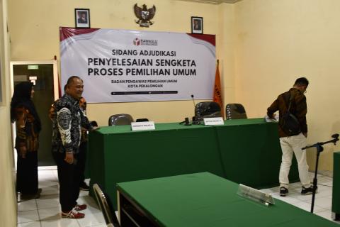 supervisi Totok Hariyono didampingi Ketua Bawaslu Provinsi Jawa Tengah Muhammad Amin ke ruang sidang 7 yang ada di kantor Bawaslu Kota Pekalongan