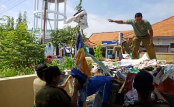 Pembersihan ratusan APK pada masa tenang hari terakhir di wilayah Kota Pekalongan