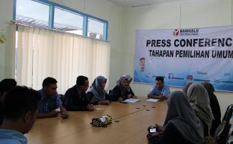 Kunjungan Mahasiswa dan Mahasiswi Politekes Semarang di Kantor Bawaslu Kota Pekalongan