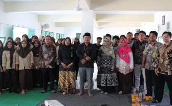 Ketua, Anggota, staf Bawaslu Kota Pekalongan dan Kepala SMA Hasyim Asyari Pekalongan beserta kegiatan Bawaslu Goes To School berfoto bersama