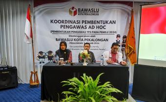 Anggota Bawaslu Kota Pekalongan dan Badan Kesbangpol Kota Pekalongan dalam kegiatan Koordinasi Pembentukan Pengawas TPS pada Pemilu 2024