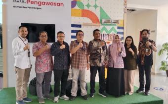 foto bersama Bawaslu RI, Pimpinan Bawaslu Kota Pekalongan dan Wakil Rektor II Universitas Pekalongan