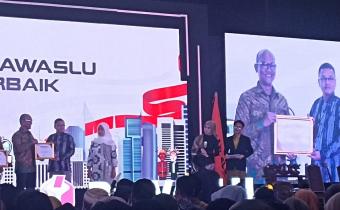 Foto Kordiv Hukum Pencegahan Parmas dan Humas Nasron saat penerimaan apresiasi dari Bawaslu RI di malam anugerah kehumasan 