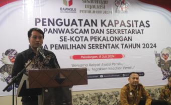 Ketua Bawaslu Kota Pekalongan Miftahuddin saat memberikan sambutan sekaligus membuka acara rakor peningkatan kapasitas 