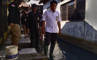 Ketua Bawaslu Kota Pekalongan Miftahuddin bersama jajaran pengawas saat melakukan patroli pengawasan kawal hak pilih di kelurahan terdampak rob