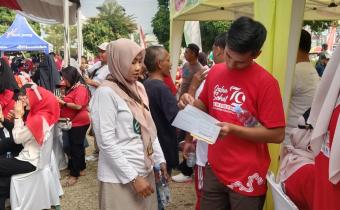 Anggota Bawaslu Kota Pekalongan sekaligus Koordinator Divisi Penanganan Pelanggaran dan Penyelesaian Sengketa Syaratun memberikan surat himbauan ke ketua pelaksana kegiatan