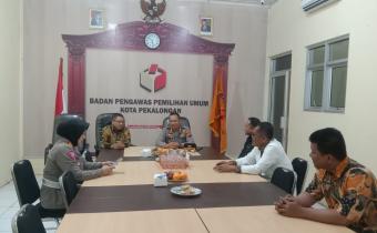 Kapolres Kota Pekalongan dan staf, Komisioner Bawaslu Kota Pekalongan dan staf di ruang rapat kantor Bawaslu Kota Pekalongan