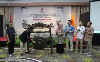 Pemukulan Gong oleh Koordinator Divisi Humas dan Datin Bawaslu Provinsi Jawa Tengah Sosiawan didampingi oleh Bawaslu Kota Pekalongan, KPU Kota Pekalongan, Koodinator Sekretariat Bawaslu Kota Pekalongan dan perwakilan peserta kegiatan