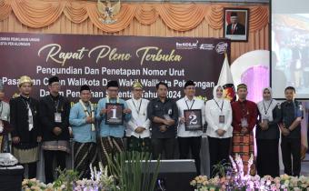 foto bersama Bawaslu Kota Pekalongan, KPU Kota Pekalongan beserta Calon Walikota dan Wakil Walikota Pekalongan nomor urut 1 dan 2