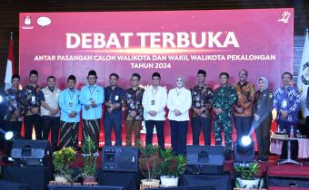 foto Bawaslu dan KPU Kota Pekalongan bersama pasangan calon Walikota dan Wakil Walikota Pekalongan