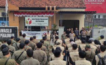 Apel persiapan pembersihan APK Bawaslu Kota Pekalongan Bersama Tim Gabungan