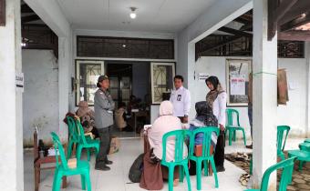 Ketua dan Anggota Bawaslu Kota Pekalongan monitoring jalannya pengawasan pungut hitung di TPS relokasi dikarenakan terdampak banjir di Kelurahan Pasirkratonkramat, Kecamatan Pekalongan Barat Kota Pekalongan