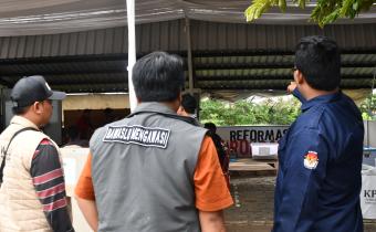 Ketua Bawaslu Kota Pekalongan beserta staf awasi langsung Rapat Pleno Terbuka Rekapitulasi Penghitungan Hasil Perolehan Suara Gubernur dan Wakil Gubernur Serta Walikota dan Wakil Walikota  Pada Pemilihan 2024 tingkat Kecamatan di Kecamatan Pekalongan Barat