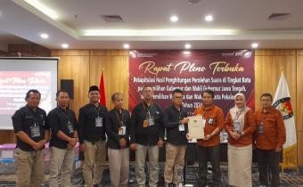 Penyerahan Berita Acara Hasil Rekapitulasi Perolehan Suara Pemilihan Gubernur dan Wakil Gubernur dan Walikota dan Wakil Walikota Tahun 2024 Tingkat Kota Pekalongan oleh KPU Kota Pekalongan ke Bawaslu Kota Pekalongan