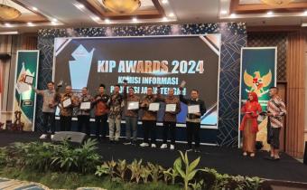 Ketua Bawaslu Kota Pekalongan Miftahuddin bersama Pimpinan Bawaslu Kabupaten/Kota lain yang menerima penghargaan Badan Publik Informatif dari Komisi Informasi Provinsi Jawa Tengah