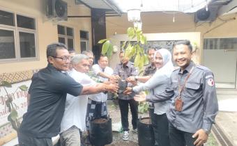 Ketua dan Anggota Bawaslu Kota Pekalongan didampingi Koordinator Sekretariat Bawaslu Kota Pekalongan siap lakukan Penanaman Pohon Manggis bersama Stakeholder Kota Pekalongan