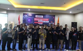 Foto bersama Ketua dan Anggota Bawaslu Kota Pekalongan bersama narasumber dan peserta kegiatan Evaluasi Pengawasan Pilkada 2024 bersama Media se-Kota Pekalongan