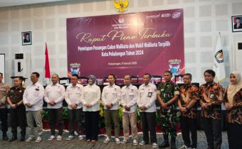Ketua dan Anggota Bawaslu Kota Pekalongan bersama KPU, Polres, Dandim, Kejari Kota Pekalongan dan Calon Walikota dan Wakil Walikota Terpilih