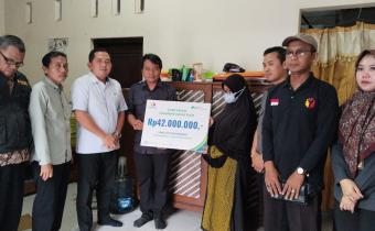 Ketua Bawaslu Kota Pekalongan bersama BPJS Ketenagakerjaan, Panwaslu Kecamatan Pekalongan Timur dan PKD Kelurahan Poncol menyerahkan santunan ke Ibu Nur Indah istri almarhum Singgih Wijanarko