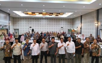Foto bersama Ketua dan Anggota Bawaslu Kota Pekalongan, Komisi A DPRD Kota Pekalongan, Kejari, Polresta, Dandim, Bakesbangpol dan KPU Kota Pekalongan