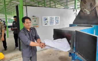 Ketua Bawaslu Kota Pekalongan Miftahuddin memulai pemusnahan APK dan BK