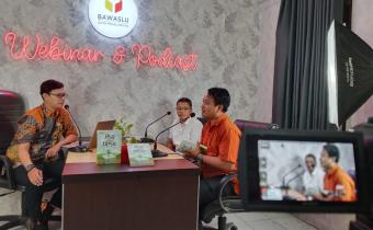 Host (Vergy Hardian Permana), Narasumber 1 (Miftahuddin) dan Narasumber 2 (Nasron) dalam live podcast episode 8 Bawaslu Kota Pekalongan