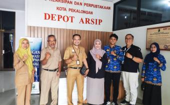 Kepala Bidang Kearsipan Dinarpus Kota Pekalongan Duhita Yekti Darpitasari bersama Syaratun selaku Koordinator Divisi Penanganan Pelanggaran dan Penyelesaian Sengketa Bawaslu Kota Pekalongan Sopan Wijianto sebagai Koordinator Sekretariat, Arsiparis Abdul Qori Arif, serta dua staf pengelola keuangan, Putri Utami dan Singgih Widianto