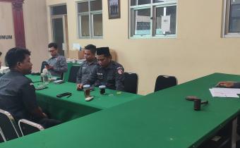 Anggota Bawaslu Kota Pekalongan sekaligus Koordinator Divisi Hukum, Pencegahan, Partisipasi Masyarakat dan Humas Nasron memberikan arahan terkait persiapan kegiatan pendidikan demokrasi sebelum peningkatan kapasitas internal dimulai