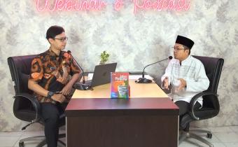 Anggota Bawaslu Kota Pekalongan sekaligus Koordinator Divisi Hukum, Pencegahan, Partisipasi Masyarakat dan Humas yang juga merupakan salah satu penulis buku Jalan Panjang Dinamika Pengawasan Penyusunan Data Pemilih pada Pemilu 2024 Nasron menjawab pertanyaan dari host