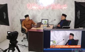 Miftahuddin menjawab pertanyaan pada diskusi podcast "Ramadhan Sebagai Momentum Rekonsiliasi Pasca Pilkada 2024" dan bedah buku "Evaluasi dan Refleksi Pemilu Serentak di Jawa Tengah" 