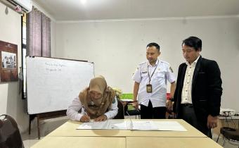 Penandatanganan perjanjian kerjasama yang dilakukan oleh Plt. Kepala Dinas Kearsipan dan Perpustakaan disaksikan oleh Ketua Bawaslu Kota Pekalongan