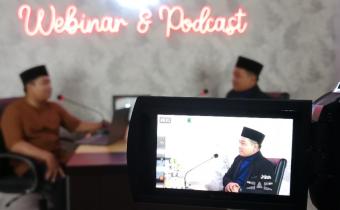 Ketua Bawaslu Kota Pekalongan Miftahuddin bersama staf dalam acara podcast
