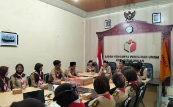 Pimpinan Saka Adhyasta Pemilu Kak Miftahuddin, Kak Syaratun, Kak Nasron dan Ketua DKC Kota Pekalongan Kak Hidayatullah bersama anggota DKC, Pamong Putra Pamong Putri, Intruktur Saka serta anggota Saka Adhyasta Pemilu Kota Pekalongan di forum Temu Perdana