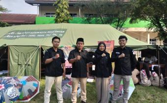 Ketua Bawaslu Kota Pekalongan bersama jajaran yang bertugas jaga stand Saka Adhyasta Pemilu pada kegiatan Festival Pramuka Berprestasi