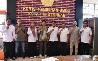 Ketua dan Anggota Bawaslu Kota Pekalongan beserta Staf bersama Ketua dan Anggota KPU Kota Pekalongan