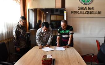 penanandatanganan bersama Ketua Bawaslu Kota Pekalongan dan Kepala SMA N 4 Pekalongan untuk program Bawaslu Goes To School