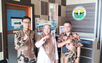 Anggota Bawaslu Kota Pekalongan dan Staf bersama Kepala SMA N 4 Kota Pekalongan