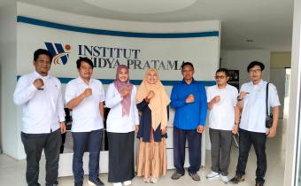 Ketua dan Anggota Bawaslu Kota Pekalongan bersama jajaran dan perwakilan rektorat Institut Widya Pratama Pekalongan