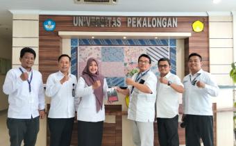 penyerahan buku dari Bawaslu Kota Pekalongan ke Universitas Pekalongan setelah berdiskusi persiapan kerjasama Bawaslu Goes To Campus