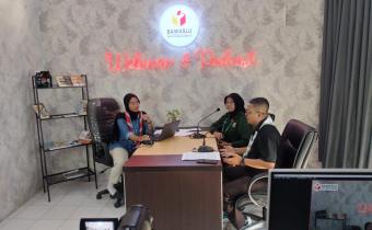 Host Kak Liza Zahra dan Narasumber Podcast Kak Selena dan Kak Nasron pada sesi podcast 