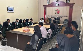 Pimpinan Bawaslu Kota Pekalongan, Koordinator Sekretariat beserta jajaran dan dosen pembimbing dan 10 Mahasiswa PPL pada saat Penerimaan Mahasiswa PPL di Bawaslu Kota Pekalongan