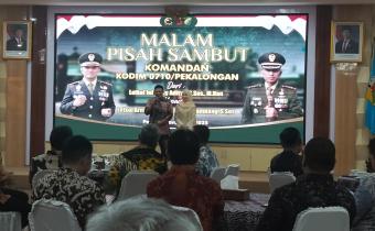 Komandan Komando Distrik Militer (Dandim) 0710/Pekalongan Letkol Arm Ihalauw Garry Herlambang, S.Sos bersama istri