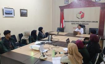 Ketua Bawaslu Kota Pekalongan saat menyampaikan materi ke mahasiswa UIN KH. Abdurrahman Wahid Pekalongan