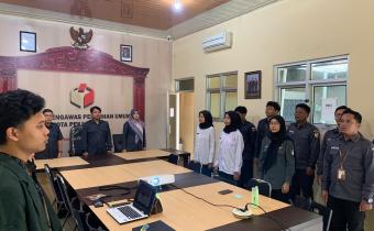 Ketua, Anggota dan jajaran sekretariat Bawaslu Kota Pekalongan serta mahasiswa PPL UIN Gusdur saat menyanyikan lagu kebangsaan Indonesia Raya