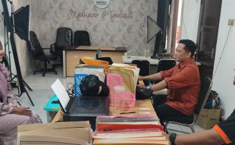 Anggota Bawaslu Kota Pekalongan sekaligus Koordinator Divisi Penanganan Pelanggaran dan Penyelesaian Sengketa Syaratun, S.Pd, bersama dua orang staf teknis, yaitu Eko Adi Purwanto dan MSH. Habib berdiskusi setelah mengikuti live streaming