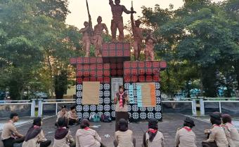 pemberian materi oleh Pimpinan Saka Adhyasta Pemilu Kak Syaratun di Monumen Juang 3 Oktober 1945