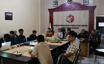 duduk dalam satu forum Pembimbing PPL dari UIN Gusdur, Pimpinan Bawaslu Kota Pekalongan, Koordinator Sekretariat beserta jajaran dan Mahasiswa PPL UIN Gusdur dalam acara penarikan mahasiswa Praktik Pengalaman Lapangan (PPL) Non-Peradilan dari Fakultas Syariah UIN K.H. Abdurrahman Wahid Pekalongan di Bawaslu Kota Pekalongan