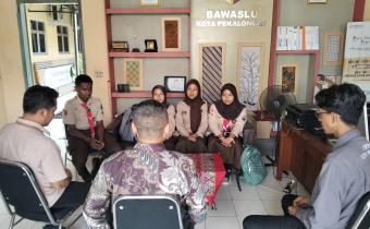 Pimpinan Saka Adhyasta Pemilu Kak Nasron dan Anggota DKC Kota Pekalongan Kak Dimas bersama Pamong Putra Saka menerima pendaftaran Calon Anggota Saka Adhyasta Pemilu Kota Pekalongan