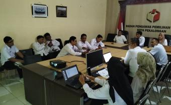 Ketua dan Anggota Bawaslu Kota Pekalongan bersama Koordinator Sekretariat dan jajaran sekretariat pada kegiatan Gelar Rapat Pimpinan dan Jajaran Sekretariat