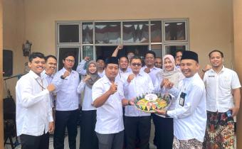 Ketua dan Anggota Bawaslu Kota pekalongan beserta koordinator sekretariat dan jajaran pada acara tumpengan memperingati HUT Bawaslu RI ke 17